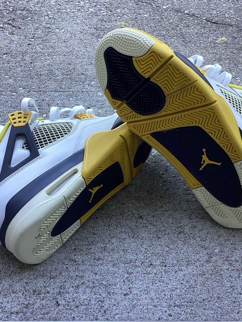 Air Jordan 4 WMNS "Vivid Sulfur" - Picture 4 of 5